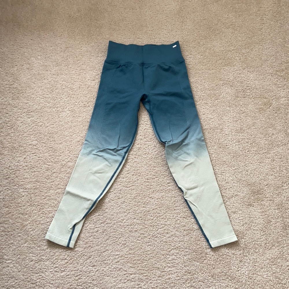 Pink Victoria’s Secret textured rib leggings. Color blue. Size small.